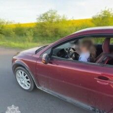 Поліція розшукала «татуся року», який посадив дитину за кермо заради «лайків» (Відео)