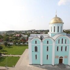 Судове виселення: прихильники УПЦ «причитають» біля заблокованого Успенського собору на Волині