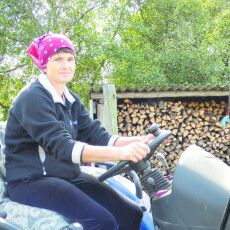 Затята трактористка з волинського села: «Коли їхала, чоловіки переді мною шапки знімали» (Відео)
