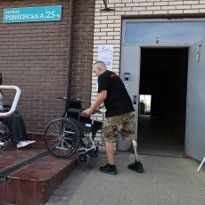 Хода без бар’єрів знову засвідчила: в обласному центрі Волині особам у кріслах колісних пересуватися непросто