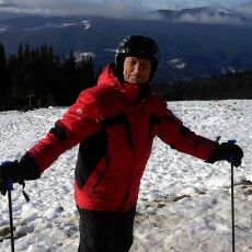 У свої 87 Євген Антропов мчить із гір на лижах