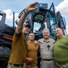 Порошенко привіз нову партію техніки на Харківщину: зараз не до відпочинку — на фронті дуже гаряче