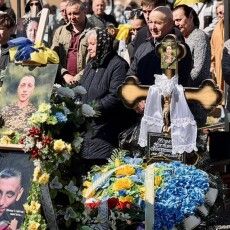 Нововолинськ: «Ми колективно молилися за загиблих Героїв, а поруч проходили з усмішкою батюшки і кропили могили…»