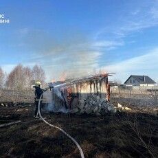 Біля Ковеля вогонь із сухої трави перекинувся на будівлю