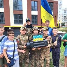 На Волині школярі  збирають на «блокпосту» кошти на «пташки» для Перемоги 