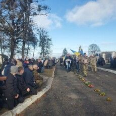 На Волині Героя проводжали в останню путь із короваєм і стоячи на колінах