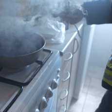 У багатоповерхівці Луцька сусіди викликали рятувальників через підгорілі котлети (Відео)