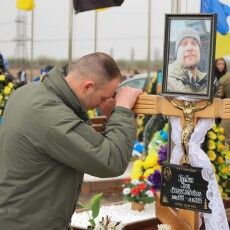 Фоторепортаж: командир 100 ОМБр прийшов вклонитися загиблим Героям з Волині 