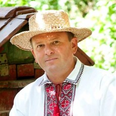 Свічки у вигляді веж Луцького замку власноруч виготовляє головний бджоляр Волині!
