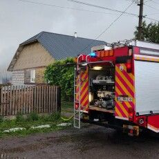 На Волині блискавка підпалила цегляну будівлю