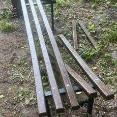 У парку волинського міста хтось потрощив лавки