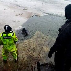 На Волині водолази уже кілька днів шукають під льодом чоловіка