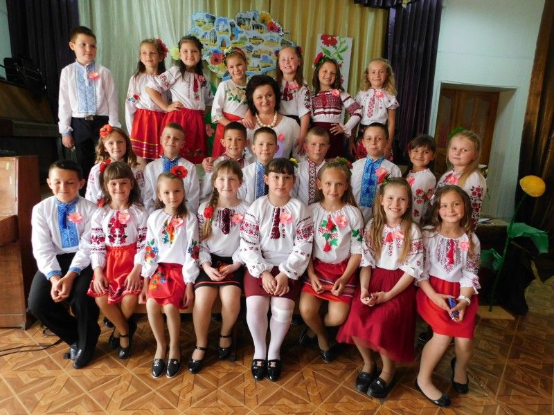 Перша вчителька 3-А класу НВК «ЗОШ І-ІІІ ступеня-гімназія» міста Горохів Марія КОВАЛЬЧУК із своїми учнями і їх батьками. Фото Лесі ВЛАШИНЕЦЬ.