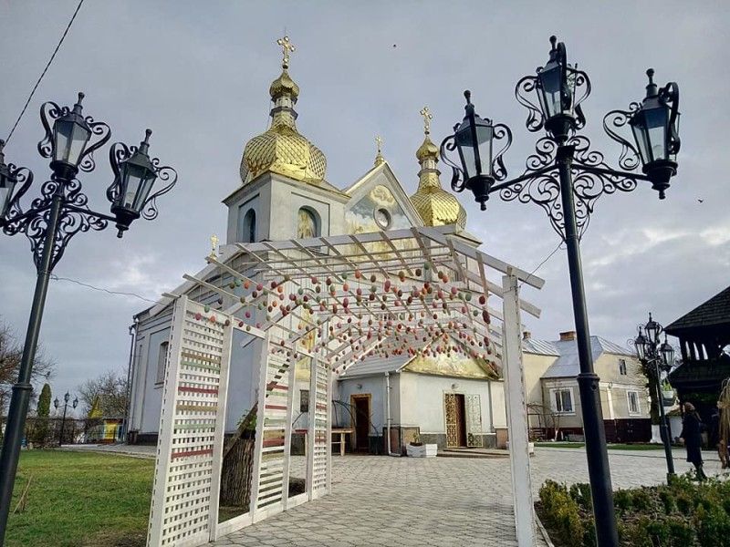 Свято-Георгієвський храм на Великдень - як писанка.
