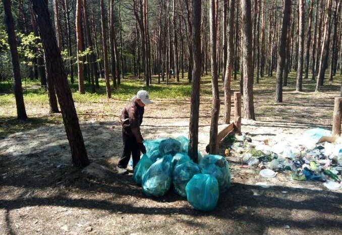 Особливо доклалися до прибирання села учні місцевої школи.
