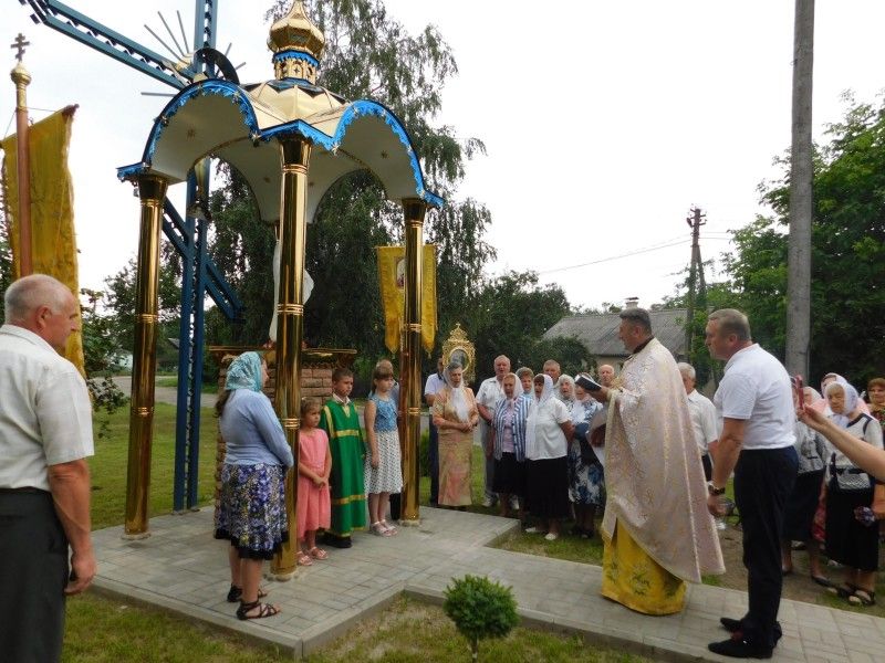 Обряд освячення звершує отець Роман Янів.