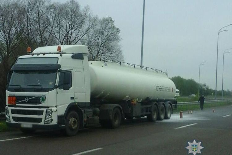 Патрульні негайно скерували автівку за межі населеного пункту.