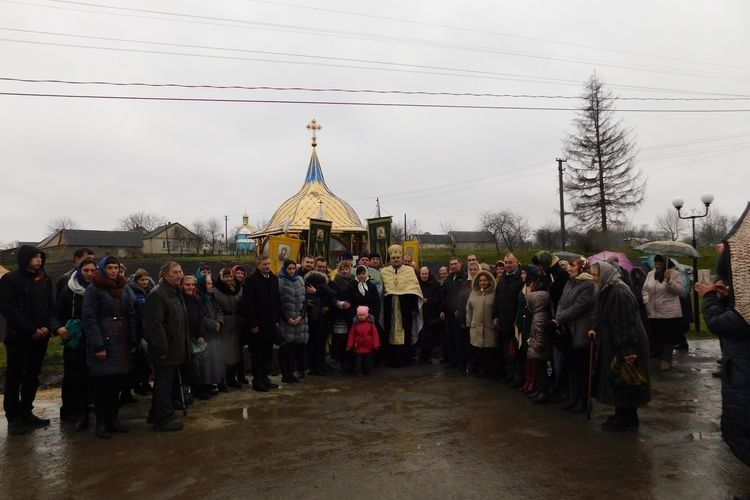 Стільки люду зійшдося на гарну подію.