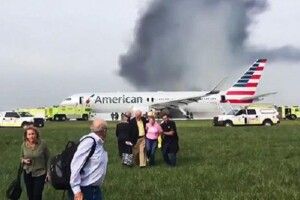 У США з літака, що загорівся, вистрибували люди