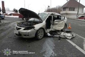 На трасі «Київ-Чоп» автівку жителів Рівненщини зім’яло у ДТП (ФОТО)