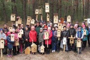 Йдуть на рекорд: школярі із Смідина встановили десятки шпаківень (фото)