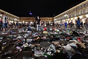 Кількість постражалих у тисняві в Турині зросла до 1400 осіб (фото+відео)