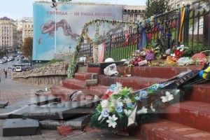 У столиці зруйнували пам'ятник Небесній сотні: над вандалом намагаються влаштувати самосуд (фото)