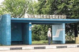 Блискавка атакувала трьох чоловіків на автобусній зупинці