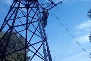 На Рівненщині підліток повис на високовольтній опорі
