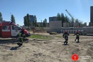 Рятувальники разом з будівельниками приборкували червоного півня (фото)