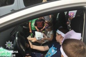 Дітвора взяла в облогу автівку луцьких патрульних (фото)
