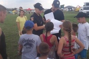 Луцькі патрульні підробляють аніматорами на «Бандерштаті» (фото)