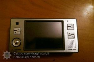 Луцькі поліцейські шукають власників вилучених у крадія речей