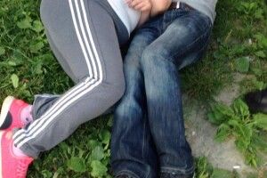 Обнялися і заснули посеред міста (фото)