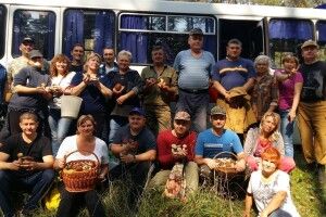 Волинські пожежники прихопили дружин і гайнули по гриби (фото)
