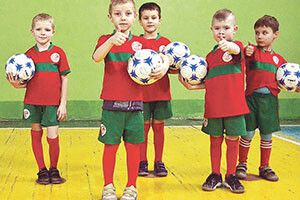 ВЖЕ У ТРИ РОКИ ЗАБИВАЮТЬ ГОЛИ!