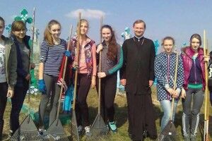 У Шацькому районі чиновники, священики і школярі взялись за віники й граблі (ФОТО)