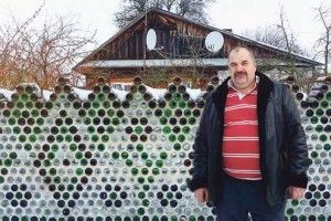 Пляшок назбирав — і паркан змурував