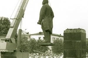 А СЕЛЯНИ ХОЧУТЬ І ДЗЕРЖИНСЬКОГО, І КУЗНЕЦОВА