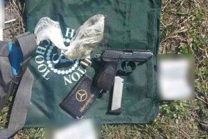 У Здолбунові - як у кіно: у мотоцикліста був і пістолет, і наркотики