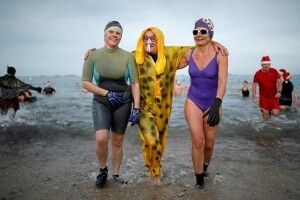 Французькі «моржі» відзначили Різдво масовим пірнанням у крижану воду (фото)