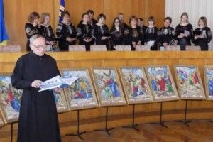 П’ять років ночами священик вишивав хресну дорогу