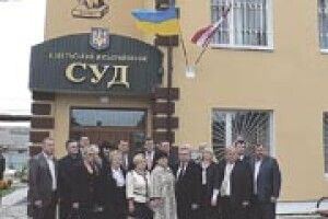 СУДИ МАЮТЬ БУТИ ВІДКРИТИМИ  ПЕРЕД СУСПІЛЬСТВОМ  