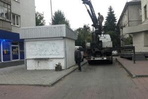 Хто кого: поставили незаконні кіоски – знесли – знову поставили – знову знесли...
