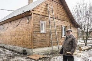 Дід Макар у 70 літ почав будувати хату