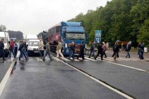 Колишні міліціонери перекрили трасу на Волині, вимагали від Порошенка пенсій (оновлено)