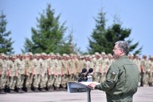 Порошенко прилетів на бойовому винищувачі й анонсував збільшення виплат військовим на передовій