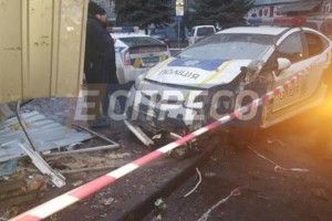Патрульне авто знесло хлібний кіоск (ФОТО)