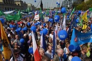 У Варшаві десятки тисяч людей вийшли на антиурядові протести