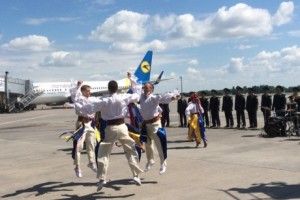 В аеропорту «Бориспіль» з приводу безвізу танцюють гопак просто на злітно-посадковій смузі (фото)